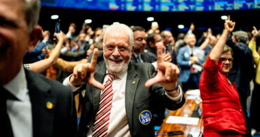 Artigo: Wagner critica e diz que Flávio Bolsonaro apoiou fim da escala 6×1 para “não perder voto”