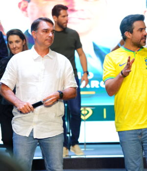 Artigo: Aliados orientam Flávio Bolsonaro a ser “menos Marçal” durante debate na Globo