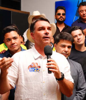 Artigo: Leitor denuncia assédio para apoiar Flávio Bolsonaro em Feira de Santana