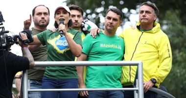 Artigo: Revista alemã compara clã Bolsonaro à família Trump e critica trajetória política de Flávio